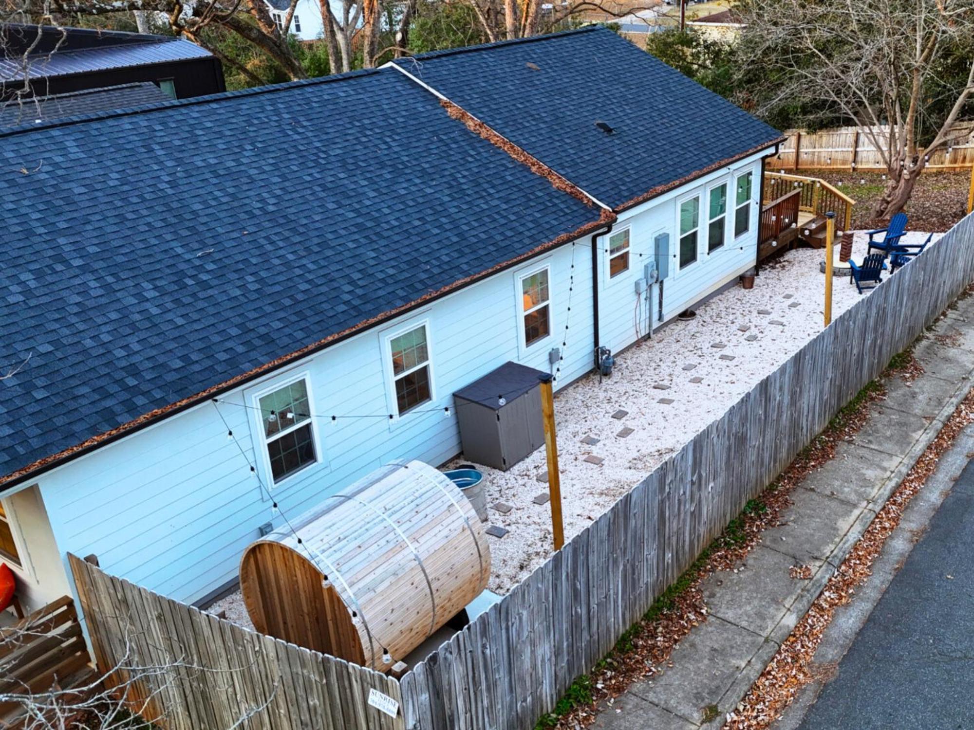 Venetian Beds, Outdoor Barrel Sauna, Hot Tub, Cold Plunge Apartment Charlotte Bagian luar foto