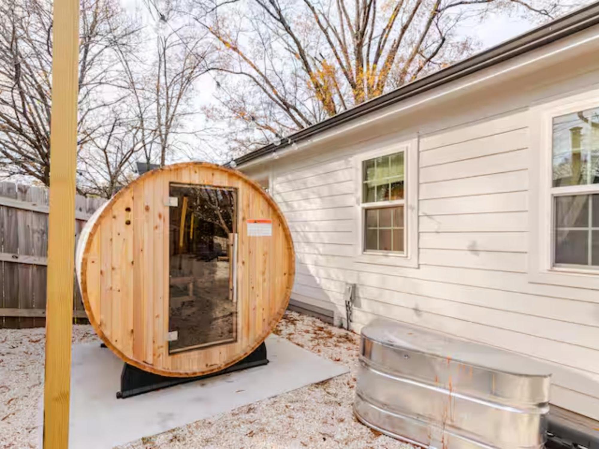 Venetian Beds, Outdoor Barrel Sauna, Hot Tub, Cold Plunge Apartment Charlotte Bagian luar foto